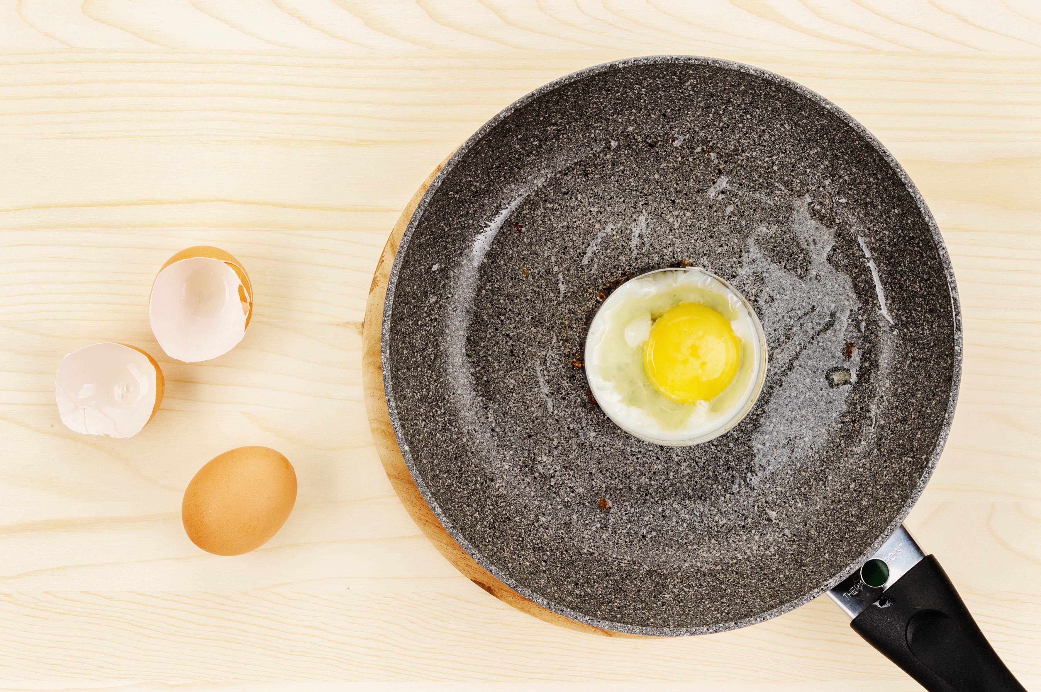 Жареные яйца. Форма для яичницы круглая. Жареное яйцо в форме. Чугунная сковорода с яичницей и колбасой вид сверху. Теплые яички